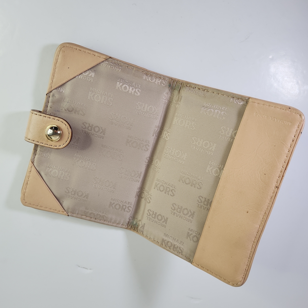Michael Kors MK Passport Holder Beige Monogram Wallet - Picture 6 of 7